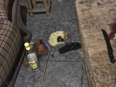 Em cidade de MT, homem mata amigo a facada durante bebedeira e dorme ao lado do corpo, esperando chegada da polícia