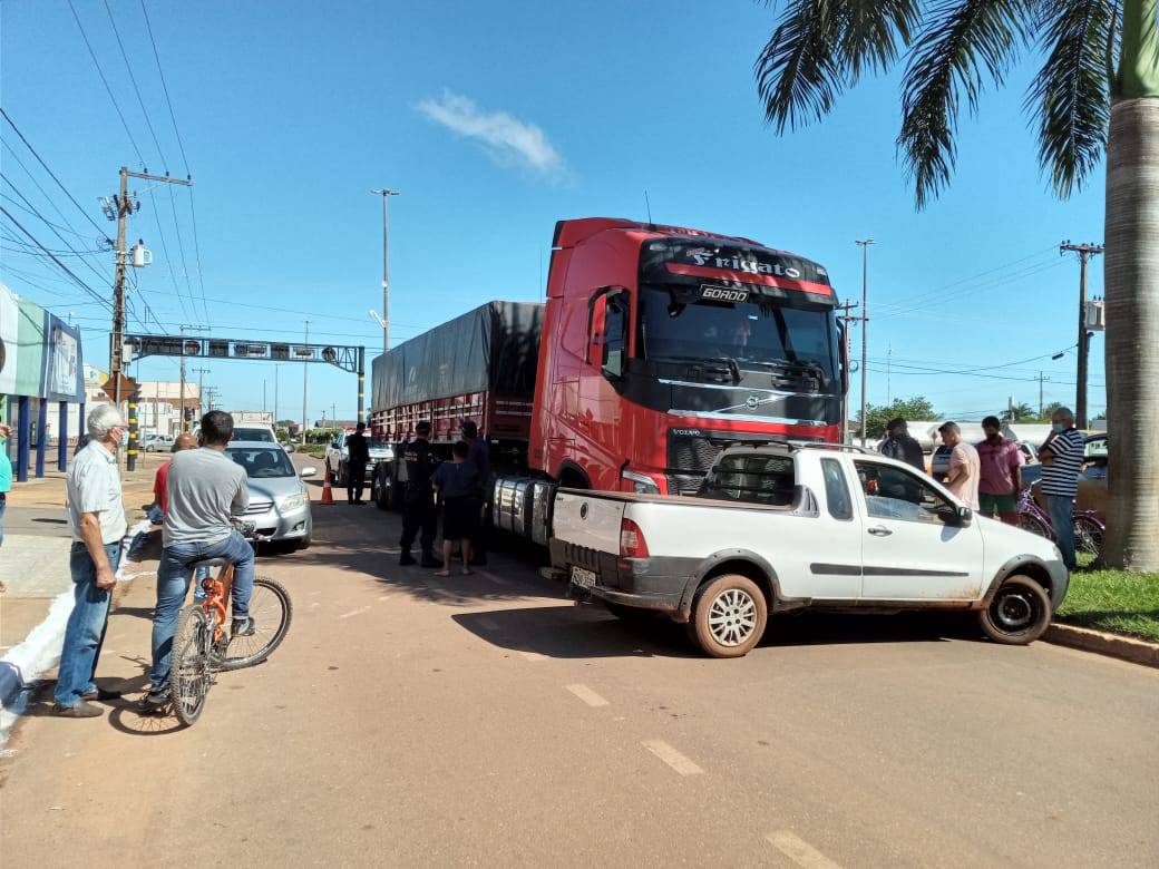 Em trecho urbano de rodovia em Cerejeiras, carreta atinge picape com casal a bordo