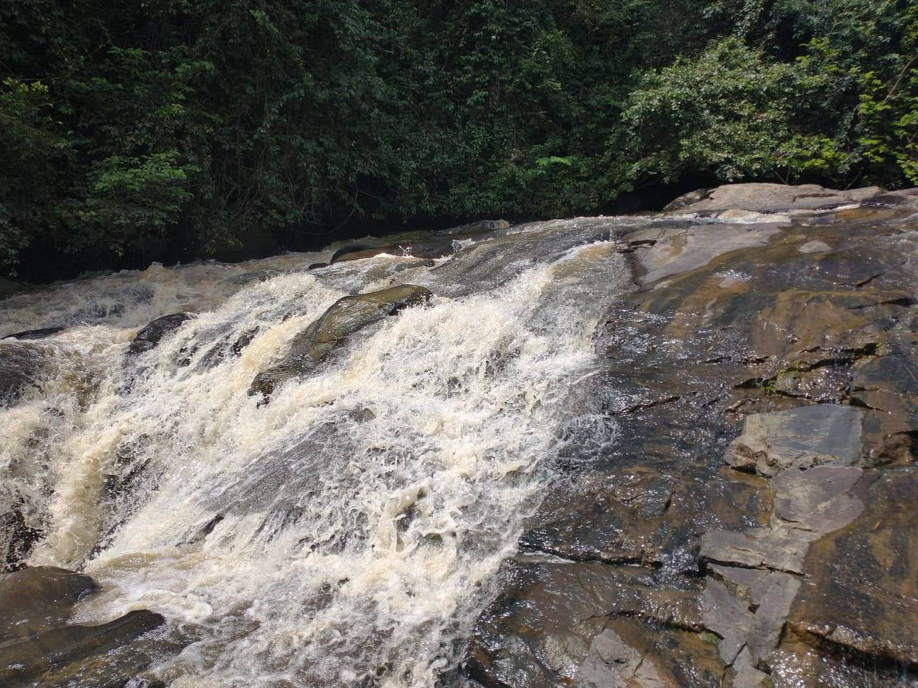 ASSISTA VÍDEO: cachoeira encanta por sua beleza em Corumbiara, mas dono não tem intenção de abrir local ao turismo