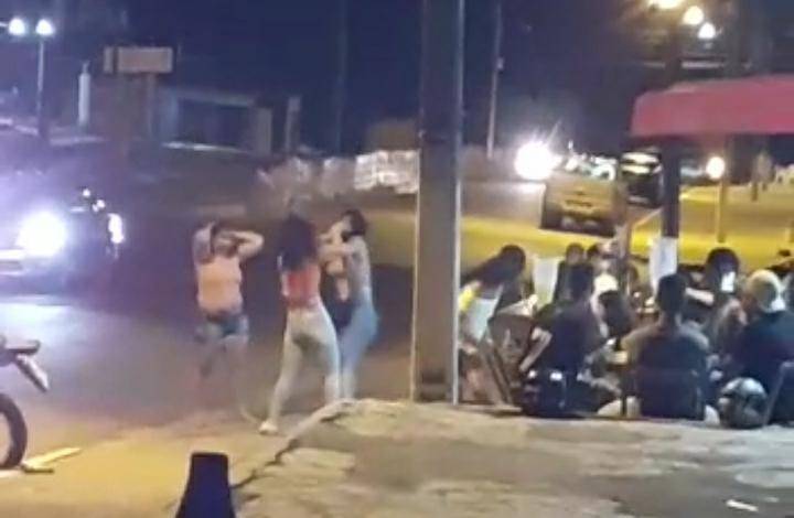 ASSISTA VÍDEO: depois de Vilhena, Colorado do Oeste também registra mulheres saindo no tapa “com direito a plateia”