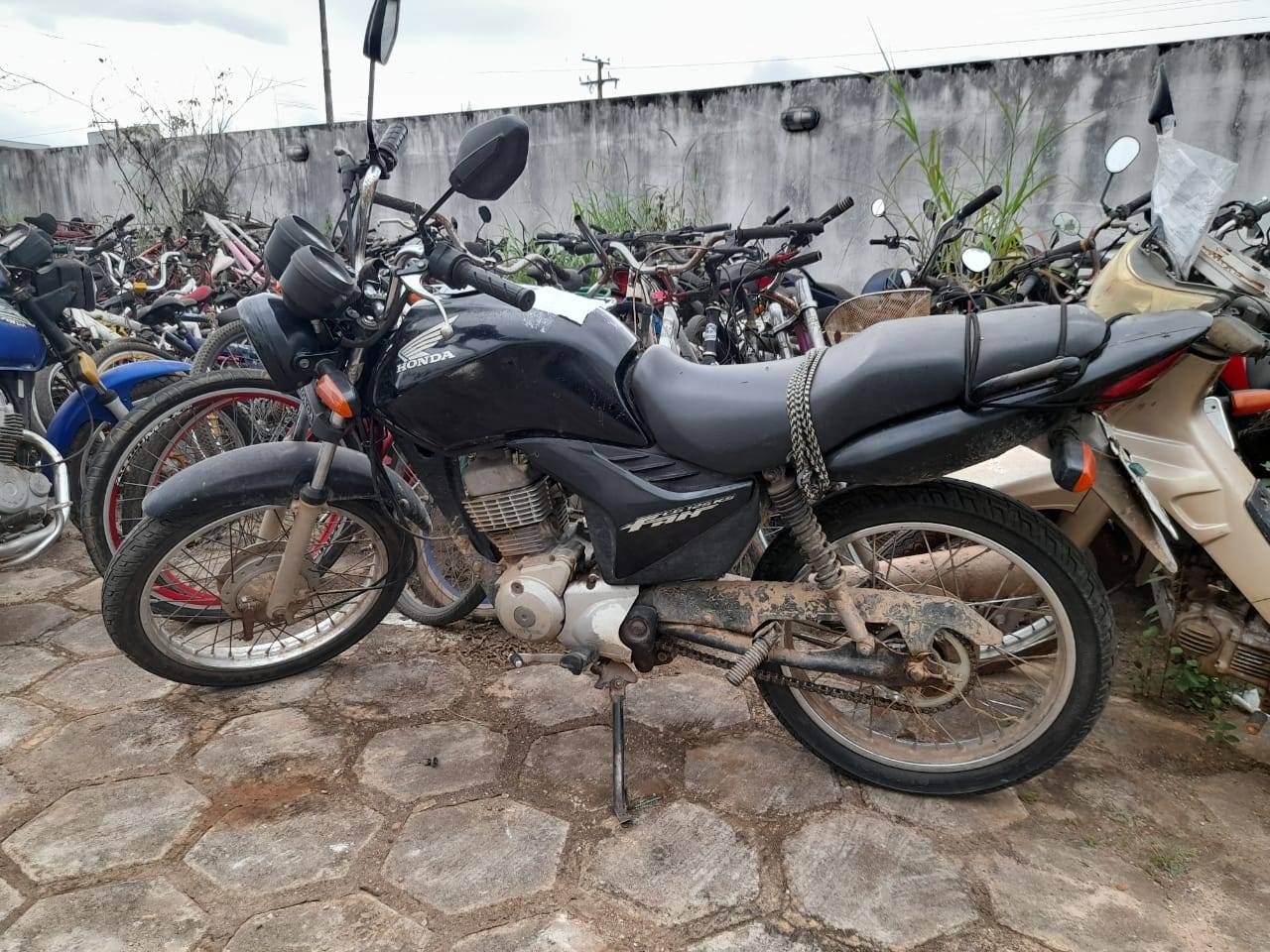 Motocicleta furtada em Chupinguaia é recuperada pela polícia, abandonada às margens de rodovia