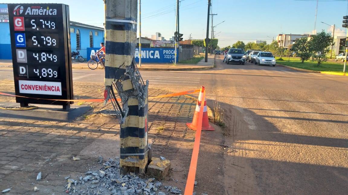 Motorista acerta poste de iluminação com caminhão-prancha; empresário dono do veículo promete pagar estragos