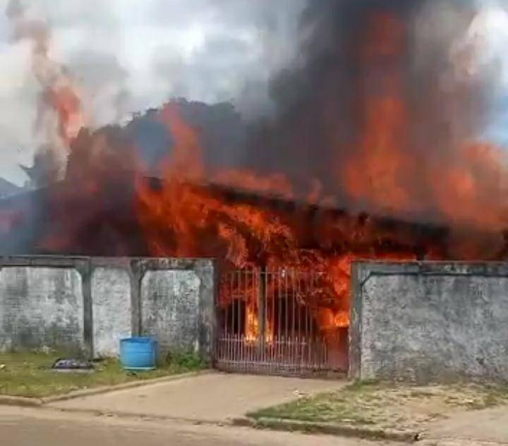 VEJA VÍDEO: Horas após reportagem da FOLHA, casa usada por dependentes químicos no centro da cidade é incendiada