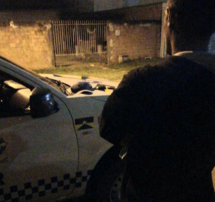 Homem aciona a PM para tentar acalmar a esposa que ameaçava agredi-lo e acaba flagrado com drogas