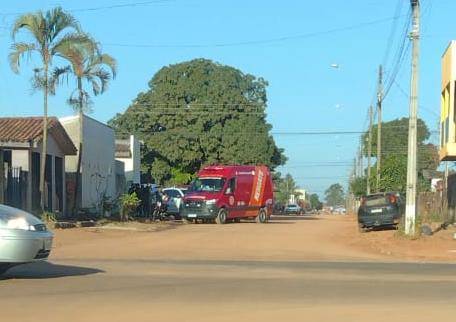 Homem de 34 anos é baleado em casa, em Vilhena; atirador desceu da garupa de moto abrindo fogo