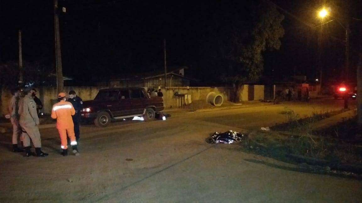 URGENTE: motociclista atinge bicicleta, sofre queda e morre no local; moto foi parar embaixo de picape
