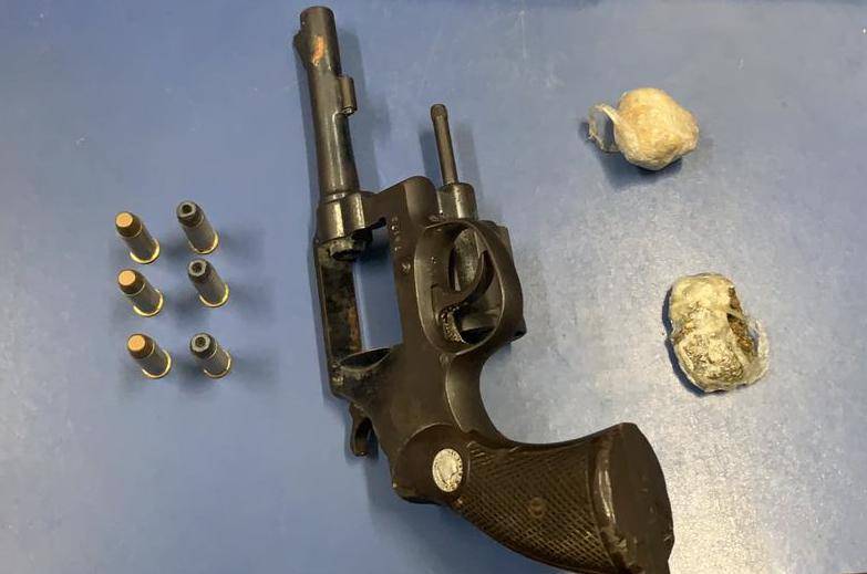 Jovens são presos com drogas e arma de fogo no Residencial Maria Moura, em Vilhena