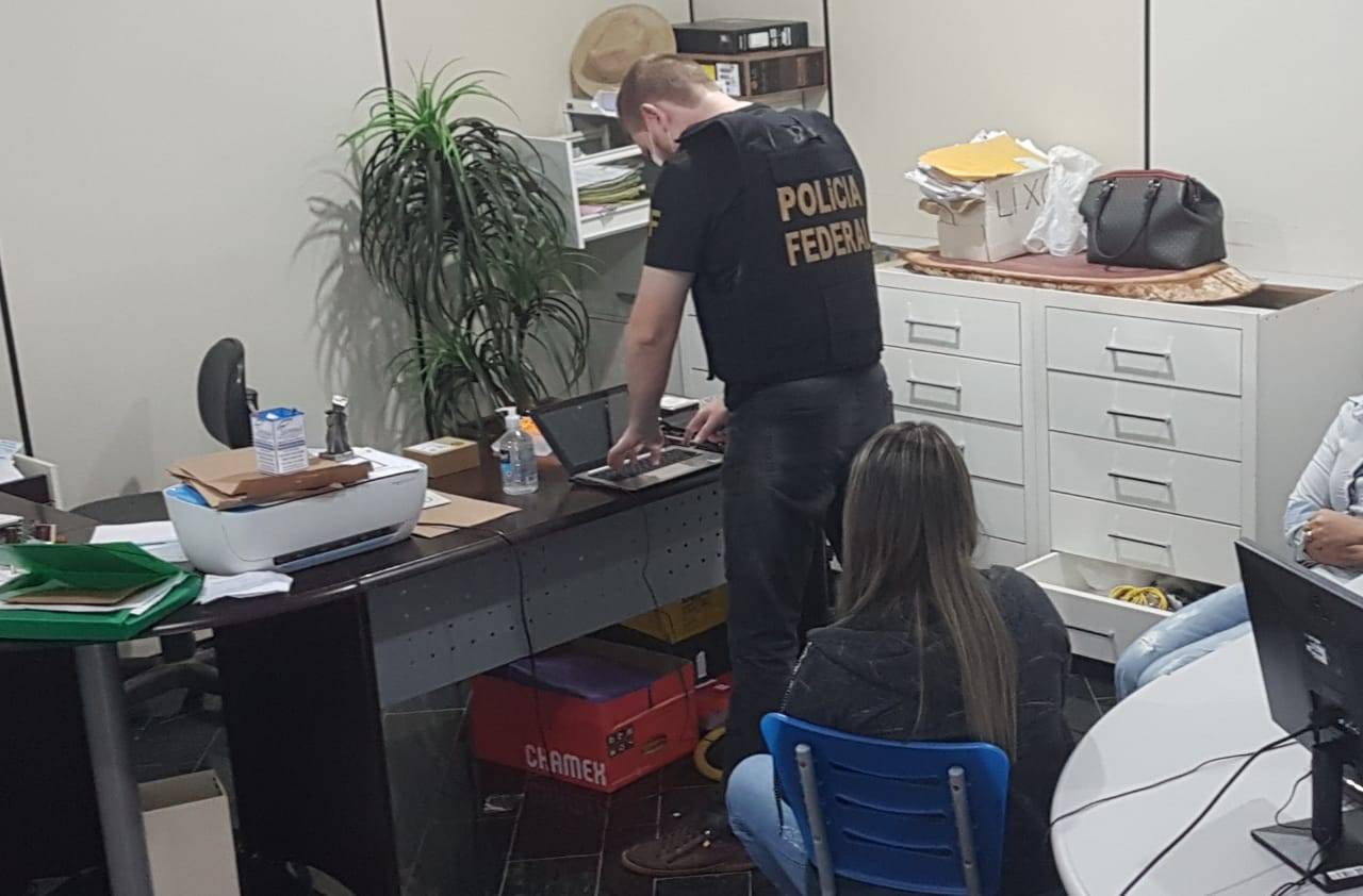 Polícia Federal cumpre mandado e investiga morador de Cerejeiras suspeito de participar de fraude milionária