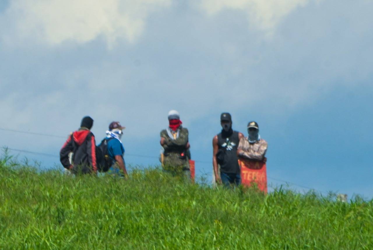 Em visita a fazenda invadida em Chupinguaia, FOLHA registra destruição, animais abatidos e clima tenso entre policiais e LCP
