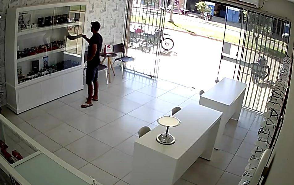 ASSISTA VÍDEO: câmeras flagram ladrão aproveitando ausência de atendente e furtando relógio em loja