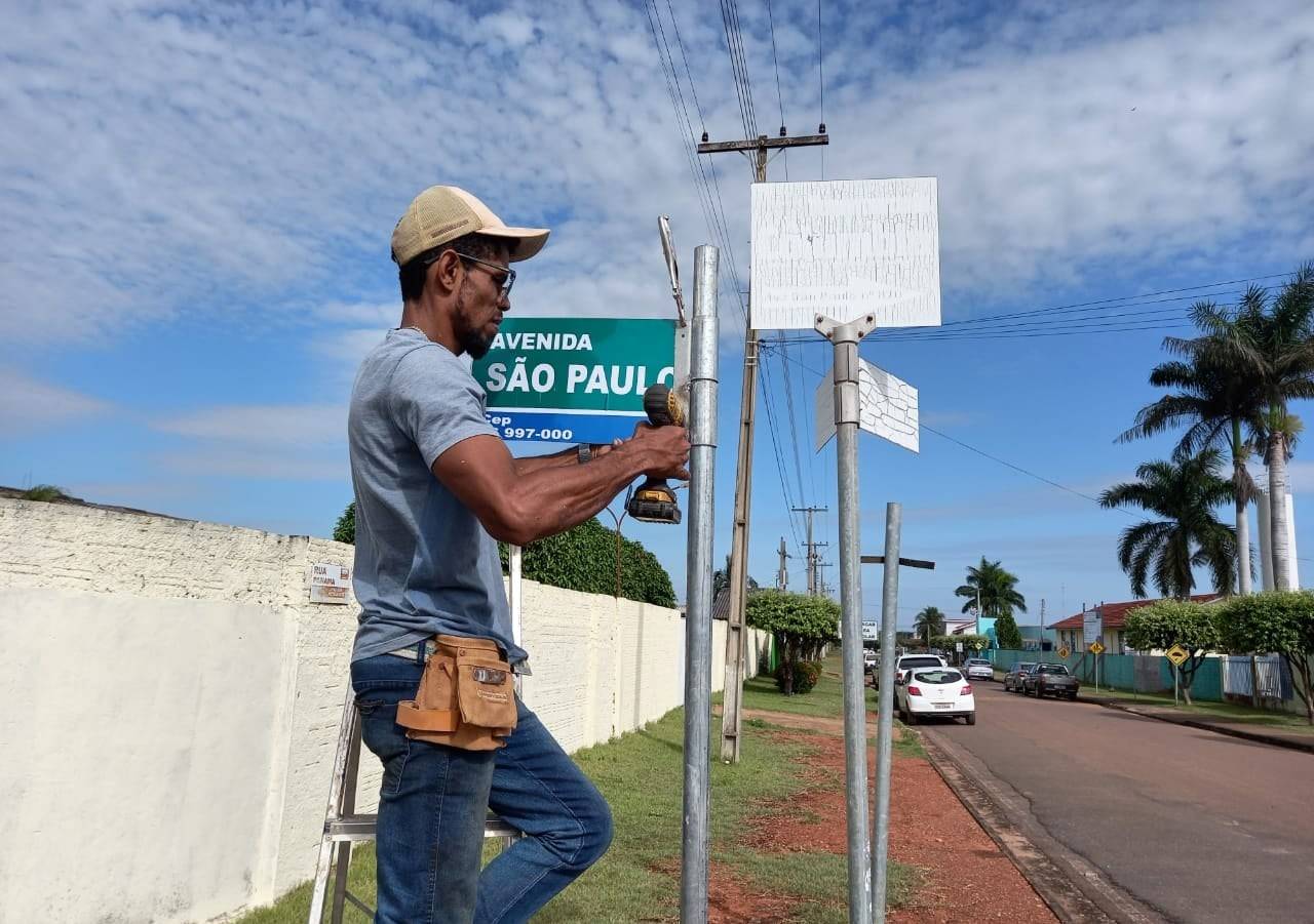 Com recurso de deputado, prefeitura instala placas de identificação de ruas e avenidas em Cerejeiras