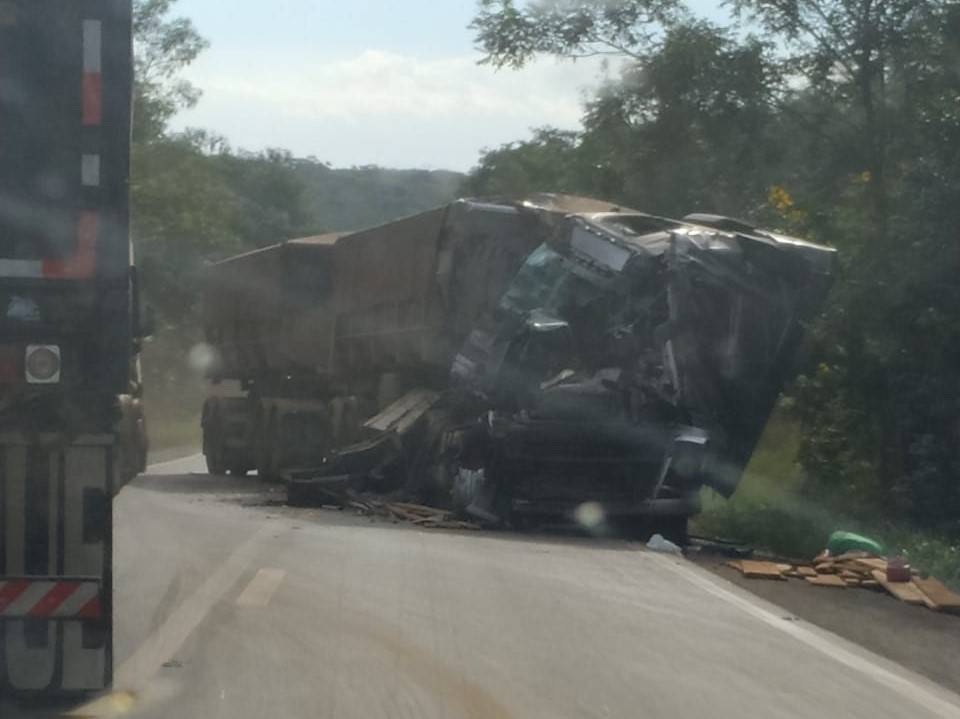 Choque entre carretas interditou rodovia entre Vilhena e Comodoro; apesar da destruição, motorista sofreu ferimentos leves