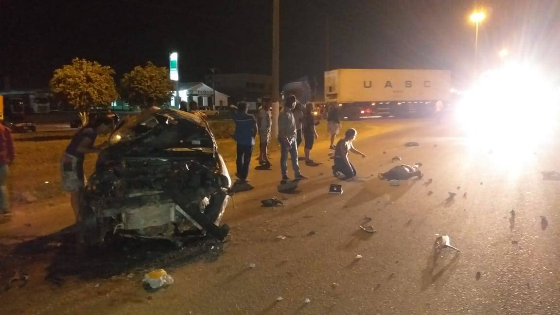 Motorista fica em estado grave após atingir manilha em rodovia e voar pelo para-brisa do carro