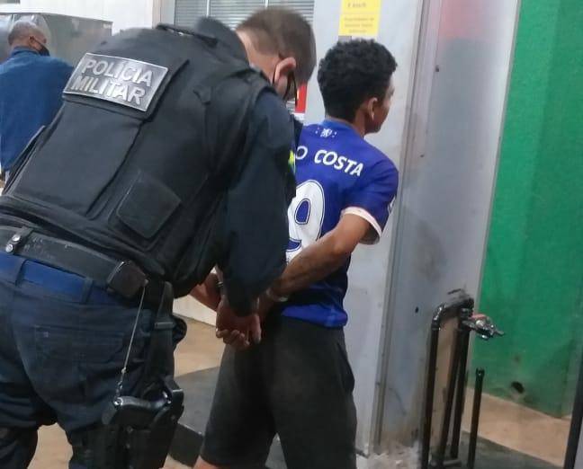 Em Vilhena, repórter tem capacete furtado e, sozinho, domina ladrão até a chegada da Polícia Militar