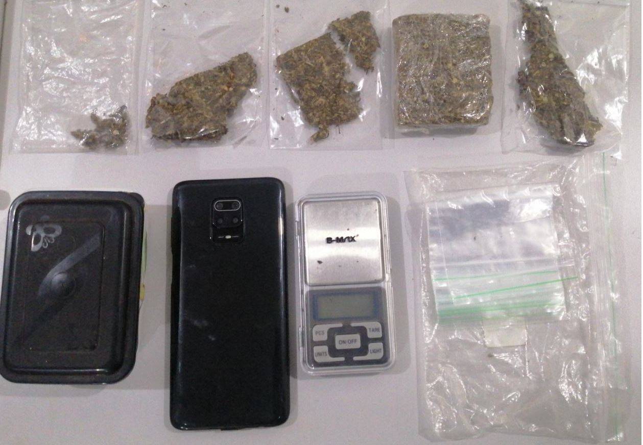 Vendendo drogas por “dificuldades financeiras” através do WhatsApp, traficante arrependido entrega maconha à polícia