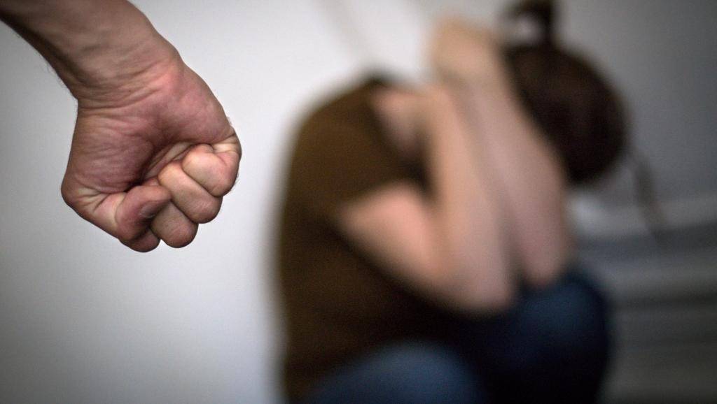 Após agredir namorada, homem ameaça matá-la; mulher e amiga fugiram de casa e pediram ajuda à polícia