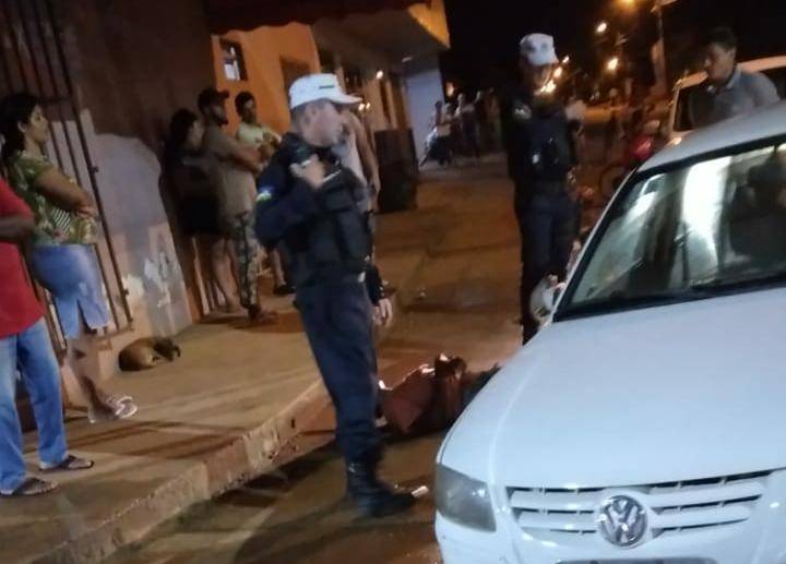 Policiais precisam usar força física para colocar no camburão motorista flagrado dirigindo completamente bêbado