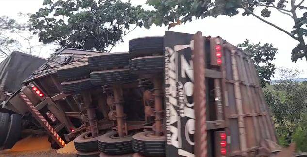 ASSISTA VÍDEO: carreta carregada de soja tomba na BR 435, entre Vilhena e Colorado do Oeste