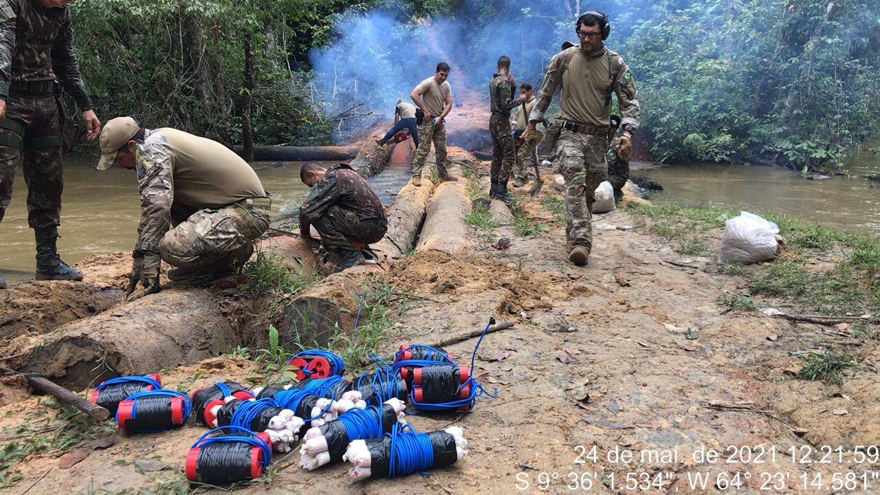 Em conjunto com o Exército, Polícia Federal explode pontes clandestinas para expulsar invasores de terra indígena em Rondônia