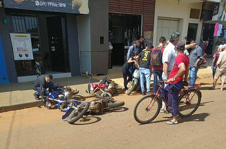 Pilotando bêbado e sem CNH, homem acaba preso depois de fazer “strike” de motos em avenida de Vilhena