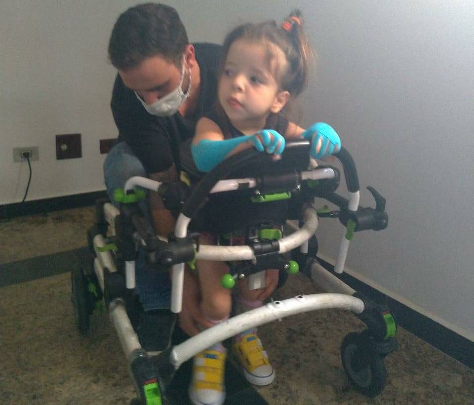 ASSISTA VÍDEO: menina “desenganada” pelos médicos sobrevive e hoje luta para conseguir andar; saiba como ajudar