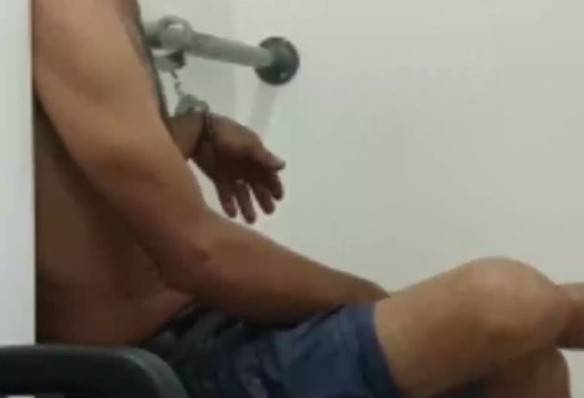 Em fuga alucinada da polícia, rapaz de 27 anos bate de moto em cerca de arame e é preso por embriaguez