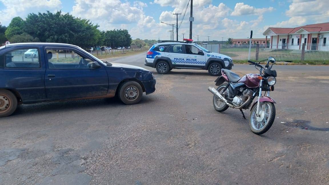 Mulher tem suspeita de fratura na perna após motocicleta atingir carro e ela “voar” por cima do veículo