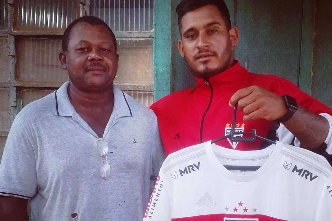 Vilhenense que se aventurou para conhecer o Estádio do Morumbi vai rifar camisa que ganhou de jogadores do São Paulo