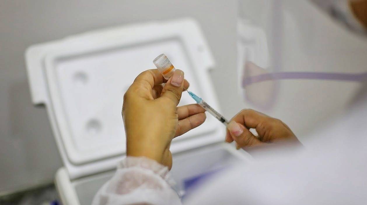 Pessoas de 35 a 39 anos com comorbidades podem receber a vacina contra o coronavírus nesta sexta-feira