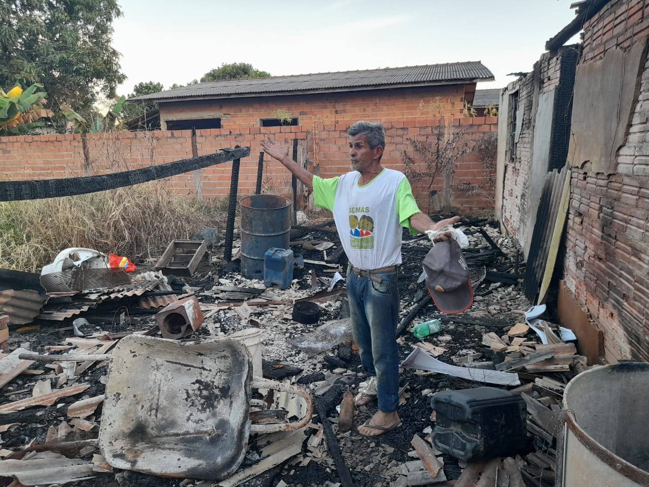 Com esposa internada na “Ala Covid”, apicultor de 72 anos perde tudo em incêndio e pede ajuda para recomeçar