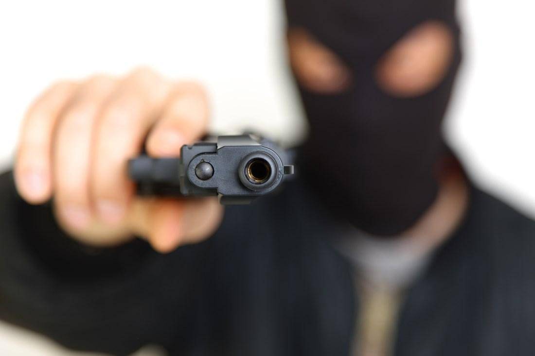 Ladrão armado invade casa, mantém família refém e foge levando aparelho de TV de 50 polegadas