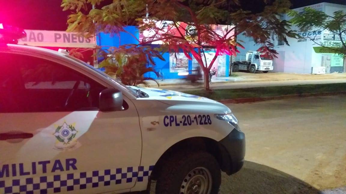 Homem escapa da morte ao dar rasteira em comerciante que sacou revólver para cobrar dívida