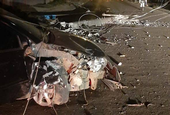 VEJA VÍDEO: motorista abandona veículo após derrubar postes e deixar bairro sem energia elétrica