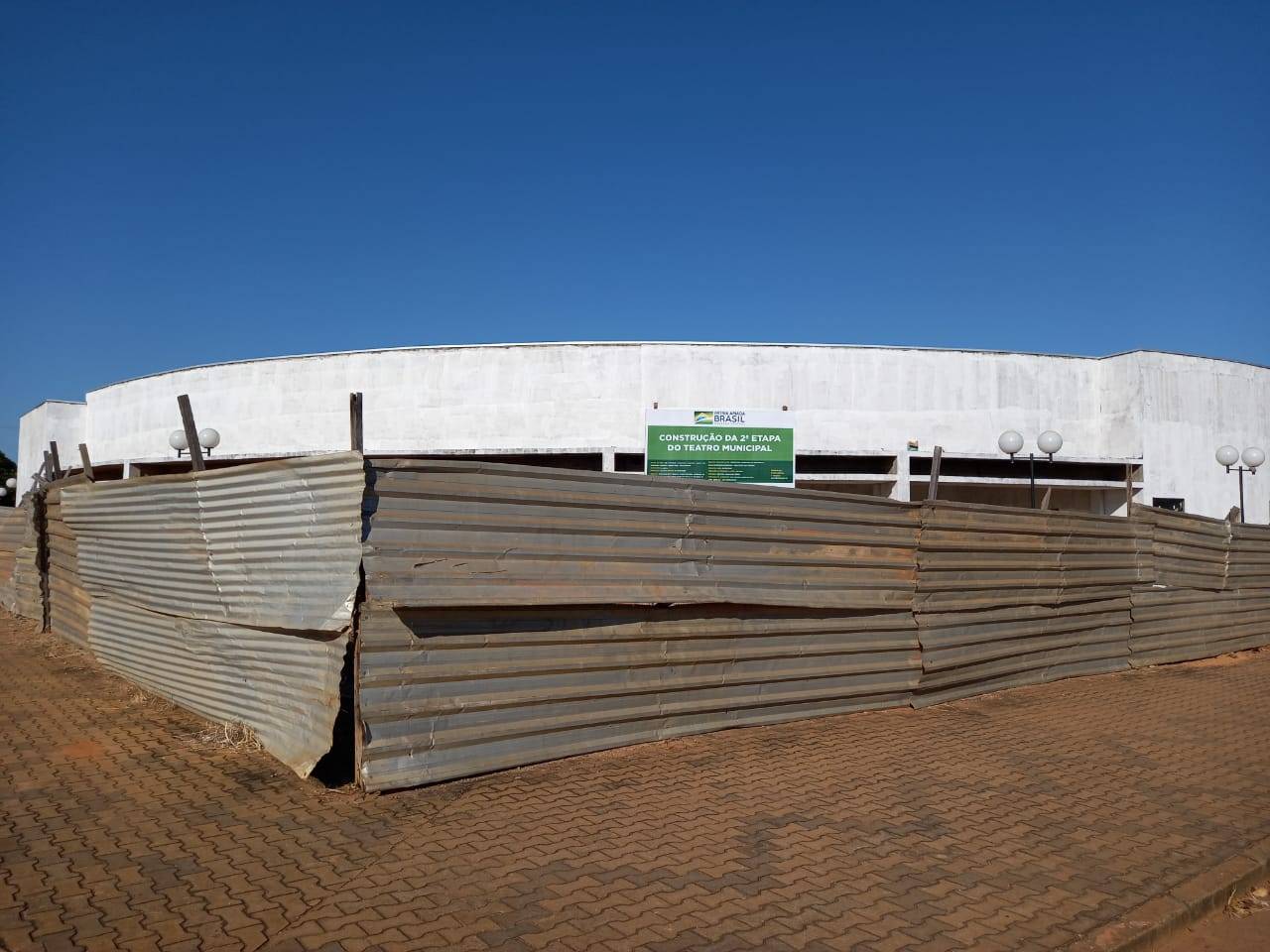 Após quase três anos da paralização da primeira etapa, obra de teatro municipal volta a andar em Cerejeiras