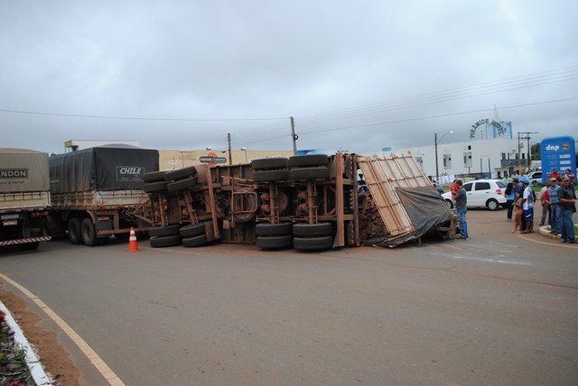 Vagão de carreta carregado de madeira tomba no perímetro urbano de Vilhena