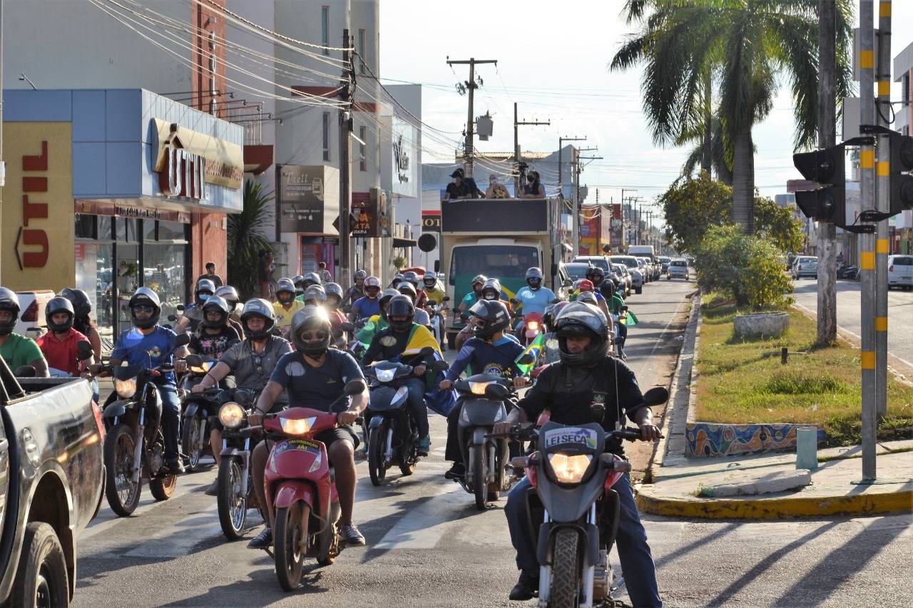 Em Vilhena, bombeiros e policiais militares vão às ruas em protesto pedindo vacinas, valorização e melhores salários