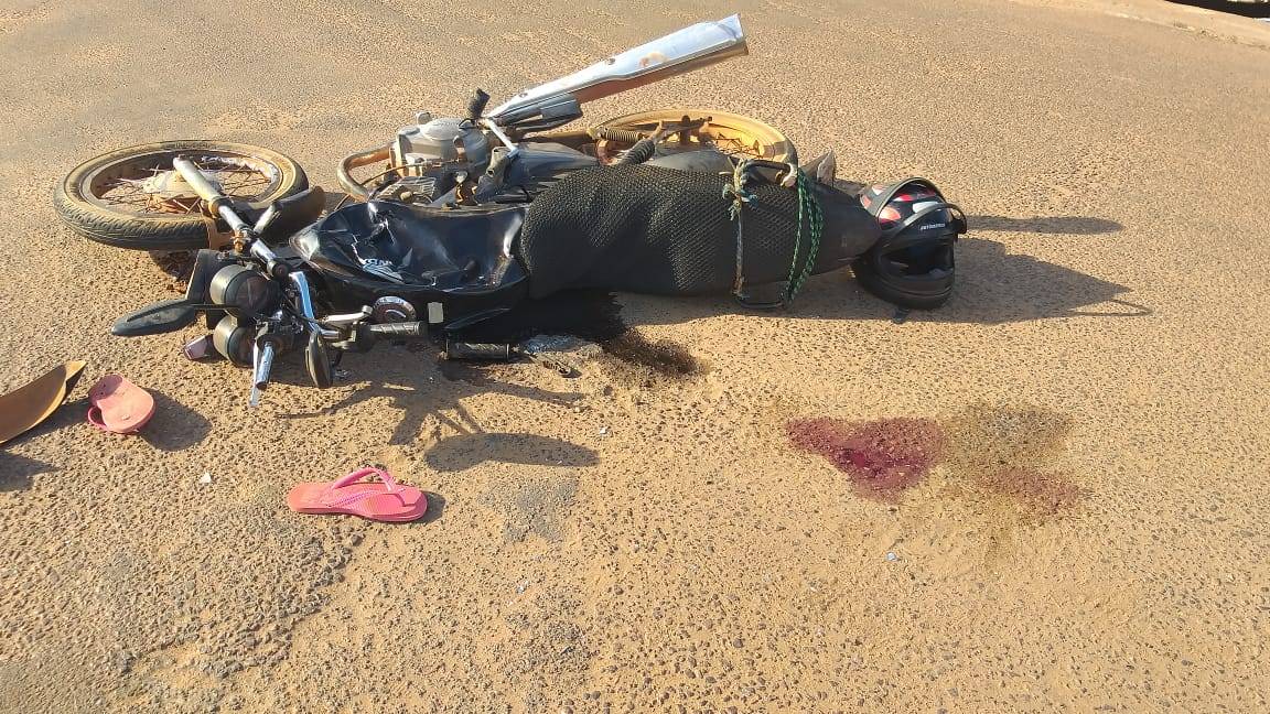 Após bater em carreta e moto ficar destruída, mulher é levada em estado grave para o Hospital Regional