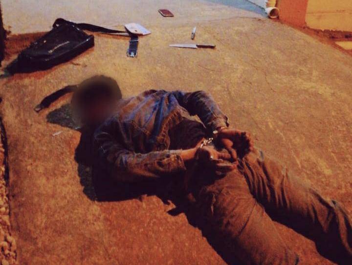 Depois de assaltar duas mulheres e fugir a pé, homem armado com faca investe contra policiais e acaba preso