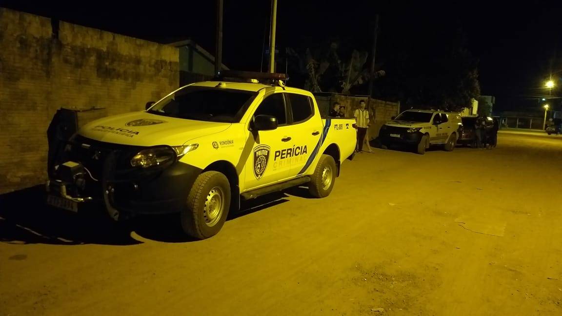 Pais saem de casa para ir à igreja e na volta encontram filha de 14 anos morta dentro do banheiro