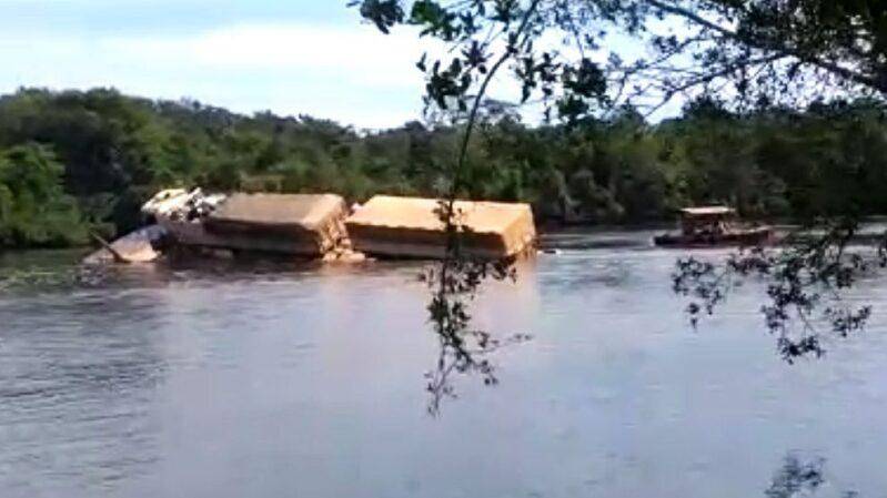 ASSISTA VÍDEO: balsa não suporta peso de carreta e afunda em rio próximo à divisa entre Mato Grosso e Rondônia