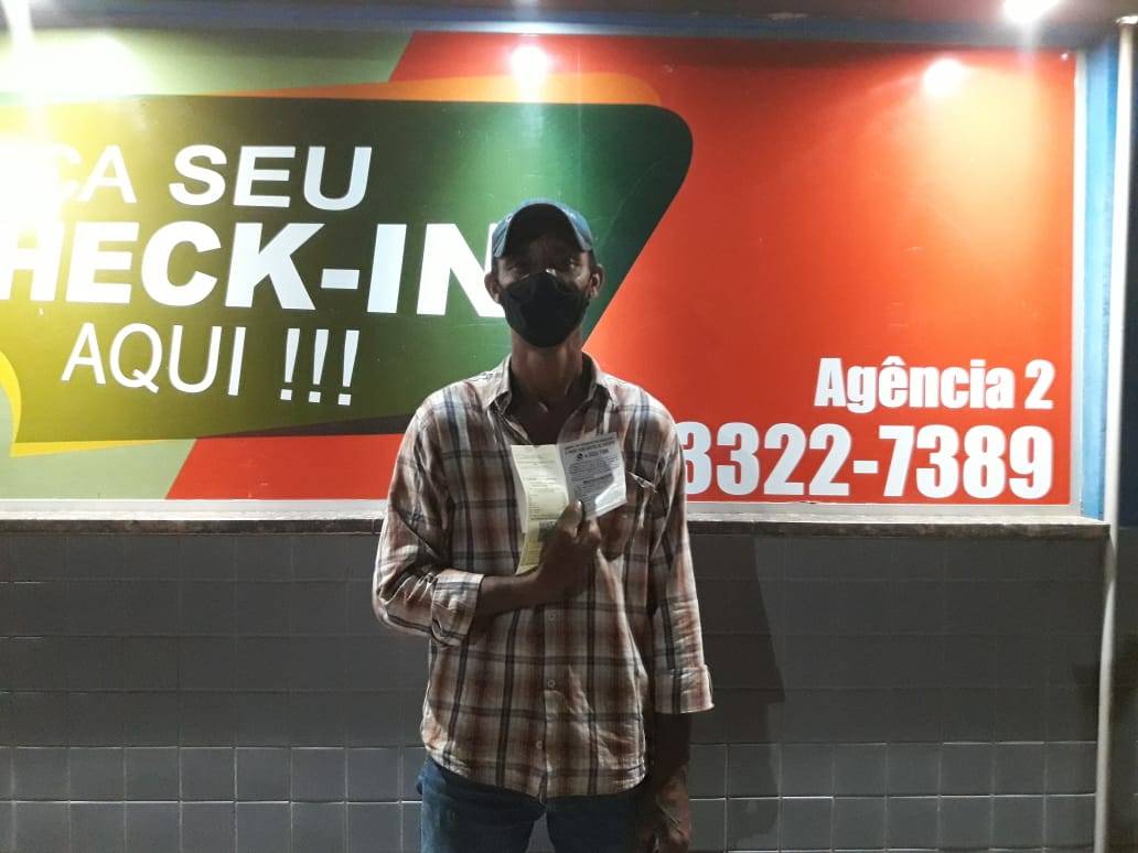 Catando latinhas na rua para pagar passagem, homem que chorava na rodoviária recebe ajuda e dá exemplo de gratidão