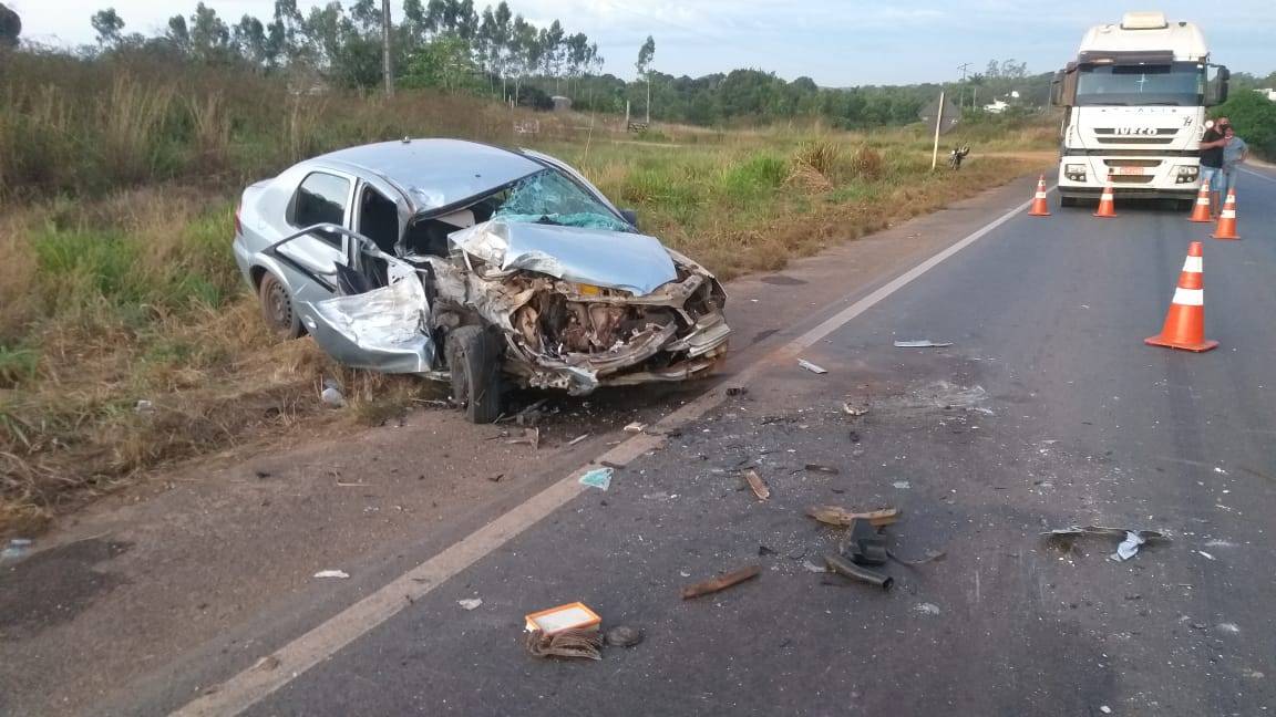 Colisão entre veículo de passeio e carreta na BR-364, próximo ao perímetro urbano de Vilhena, deixa feridos