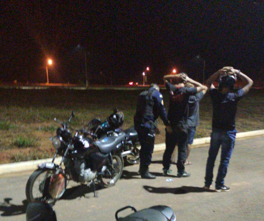 Sem habilitação e fazendo manobras perigosas, motociclista sofre queda durante fuga e acaba preso