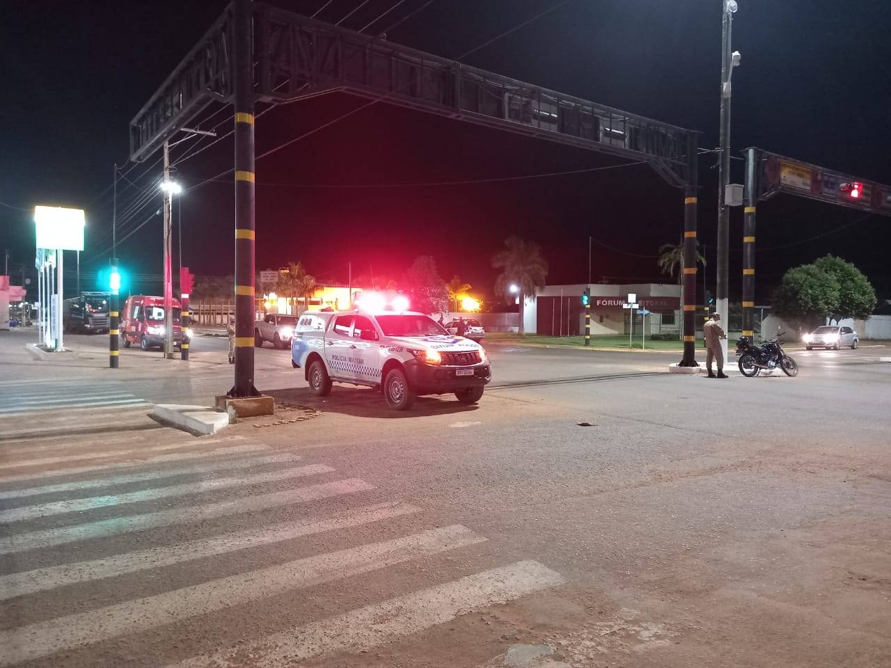 Motociclista avança na pista e bate em traseira de automóvel em semáforo de Cerejeiras; vítima foi hospitalizada