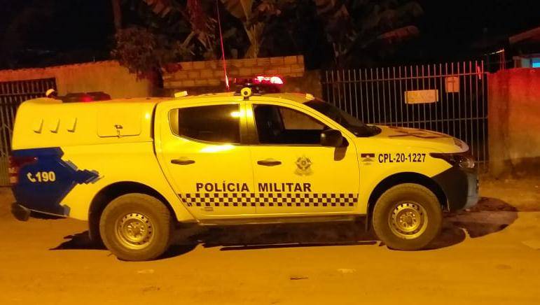 Homem descontrolado ataca policiais militares, diz que é membro de organização criminosa e acaba preso