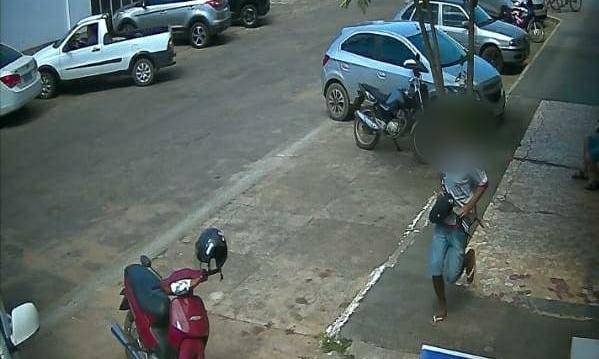 Comerciante que teve loja furtada corre atrás de ladrão e o domina até a chegada da polícia