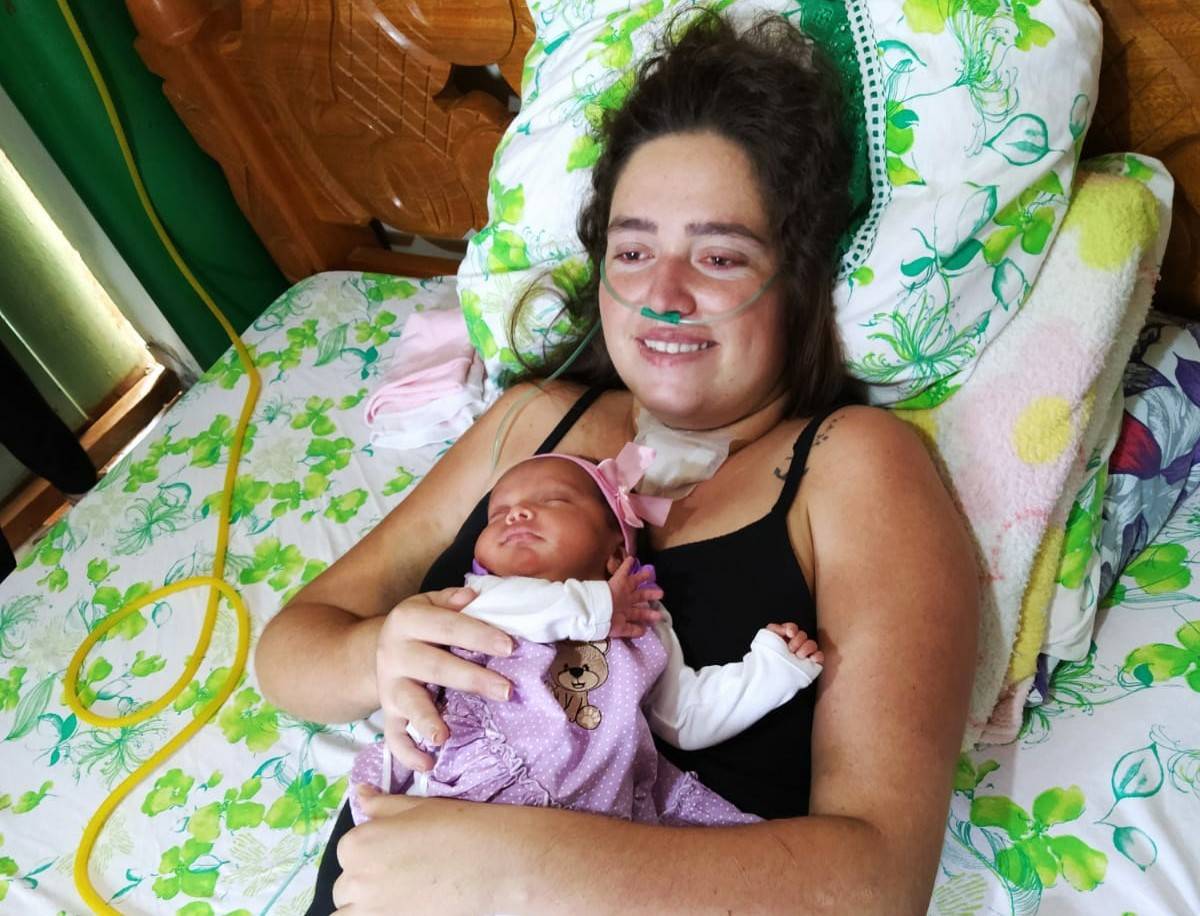 Três pacientes de Covid são “extubados” em Vilhena e bebê cuja mãe respirava por aparelhos foi recebê-la na saída do hospital