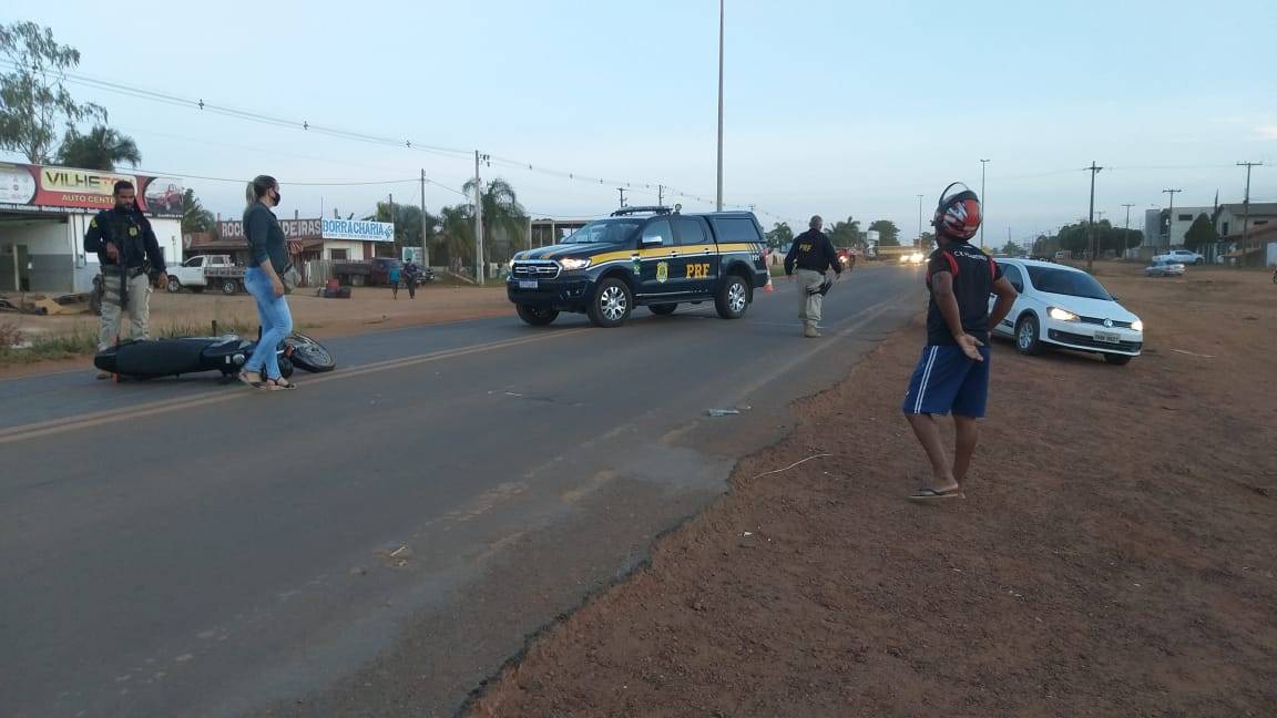 Choque entre motocicletas em trecho urbano de rodovia federal deixa condutor com fratura exposta