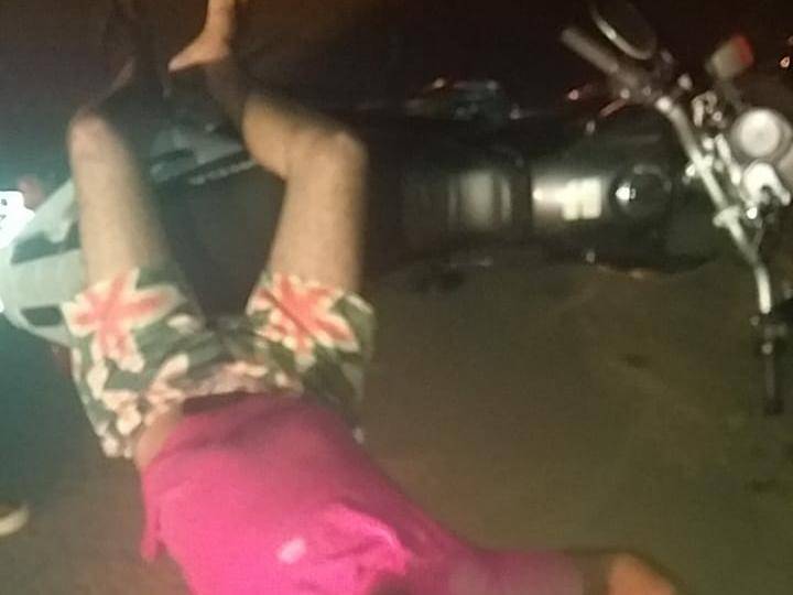 ASSISTA VÍDEO: populares tentam socorrer motociclista acidentado, que reage com agressividade