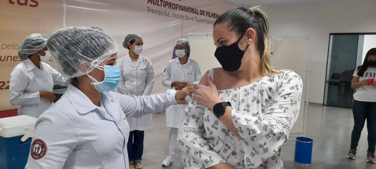 Instituição particular de ensino superior cede instalações e alunos ajudam na vacinação de professores